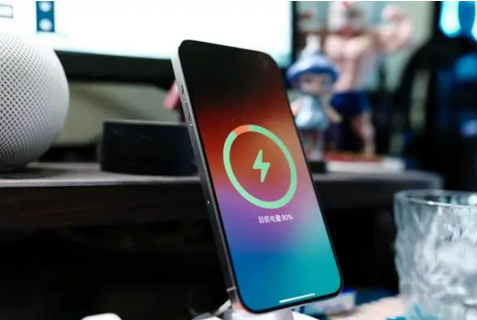 银海苹果15换屏服务分享用什么充电器给iPhone15充电更好 